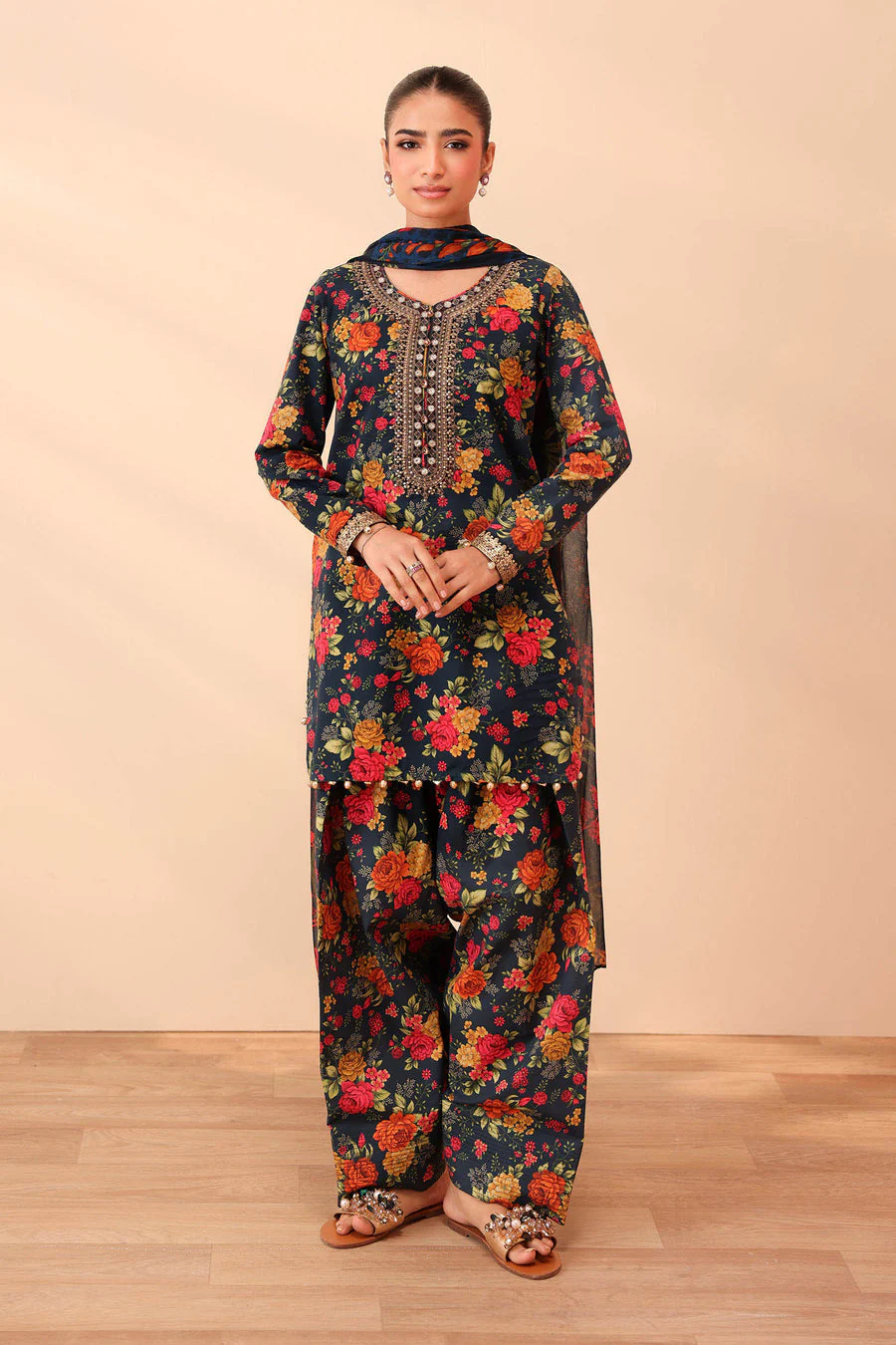 BQ-40 Digital Printed Khaddar Suit 3pc with Khaddar Digital Printed Dupatta & Embroidered Patches (Copy)